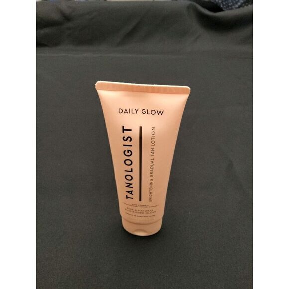 TANOLOGIST DAILY GLOW BRIGHTENING GRADUAL TAN LOTION WITH VITAMIN C 8.45fl Oz - Picture 3 of 8